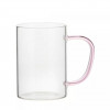 O cană (cupă) din sticlă transparentă cu mâner de sublimare colorat